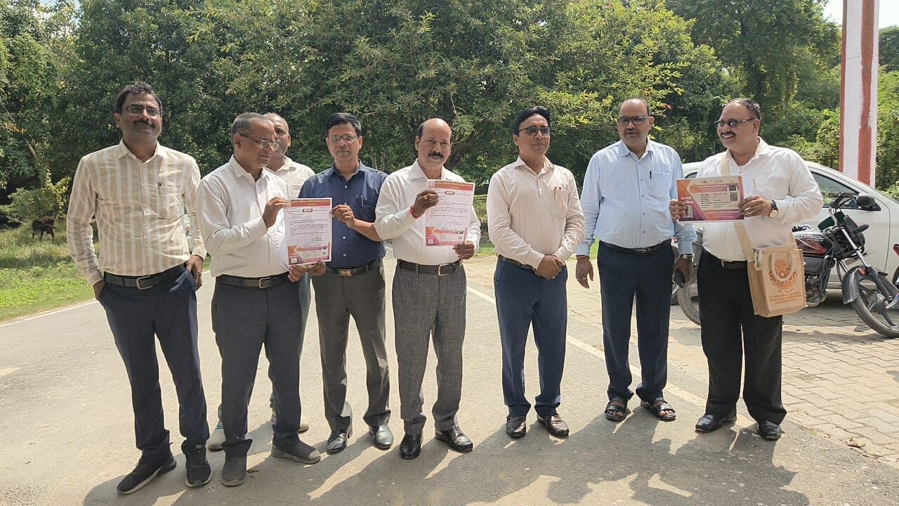 प्रदेश के अनुदानित महाविद्यालयों में 25 वर्षों से कार्यरत संविदा प्राध्यापकों ने अपना विनियमितिकरण न होने से आहत होकर लौटाया मुख्यमंत्री कैशलेस चिकित्सा कार्ड